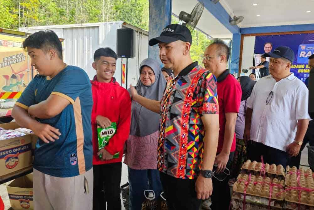 Armizan melawat jualan PJR Madani di Padang Kawad Pasukan Gerakan Am (PGA) Kinarut, Papar.