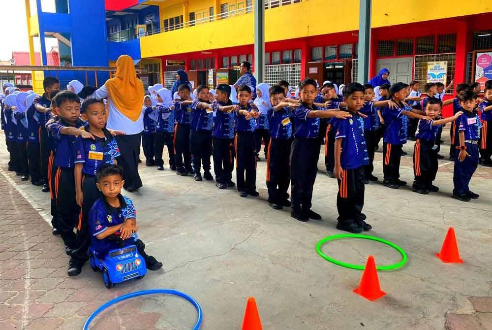 Abdul Hakim Saifuddin mengikuti sesi pembelajaran bersama rakan-rakan yang lain pada hari pertama persekolahan.