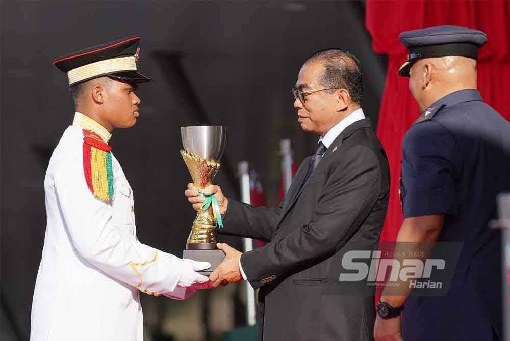 Mohamed Khaled menyampaikan Anugerah Menteri Pertahanan kepada Pegawai Rendah Muda, Muhammad Hakimi Muhamad Higaruddin pada majlis Pembarisan Tahunan Putera Maktab Tentera Diraja (MTD) yang diadakan pada Ahad. Foto Sinar Harian-Rosli Talib