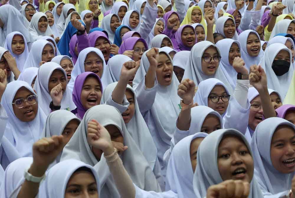 Pelajar-pelajar Sekolah Menengah Kebangsaan Sultanah Bahiyah ceria pada hari pertama sesi persekolahan hari ini. Foto Bernama