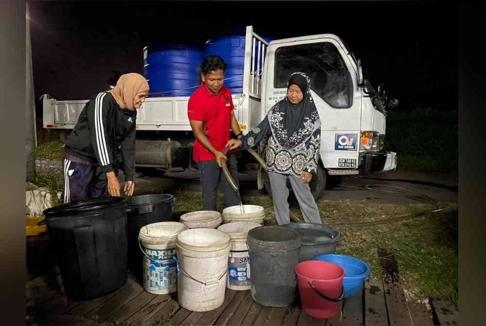 Penduduk diagihkan bekalan air melalui tangki air yang dihantar ke kawasan kampung sekitar Papar.