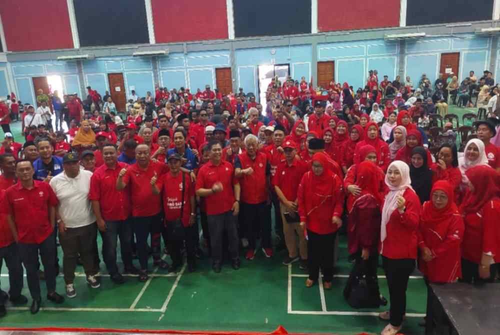 Bung Moktar bersama ahli UMNO Bahagian Beluran ketika hadir program Gerak17 UMNO Sabah bagi DUN Sugud di Dewan Masyarakat Beluran.