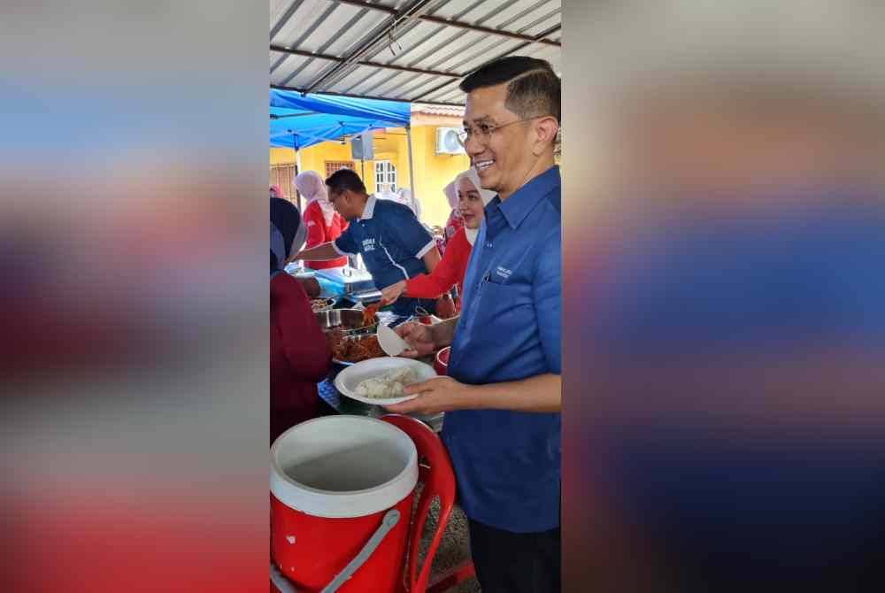 Mohamed Azmin (kiri) beramah-mesra bersama rakyat pada Program BPN di Kampung Permatang di sini pada Ahad.