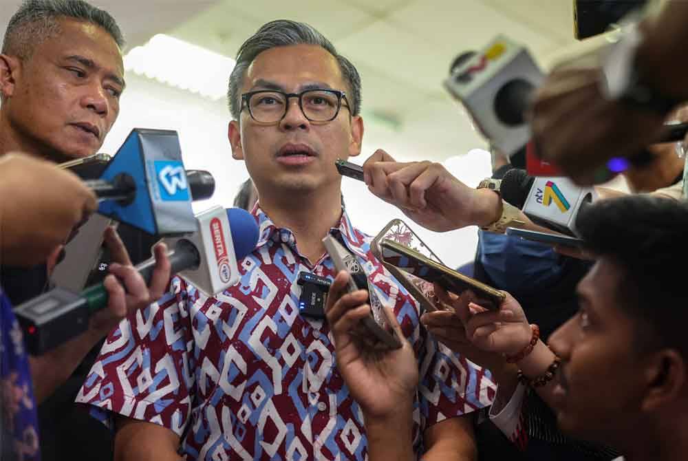 Fahmi Fadzil bercakap pada sidang akhbar Program Kem Kesihatan Mata ketika di Dewan Masyarakat Taman Seri Sentosa Jalan Klang Lama hari ini. - Foto: Bernama