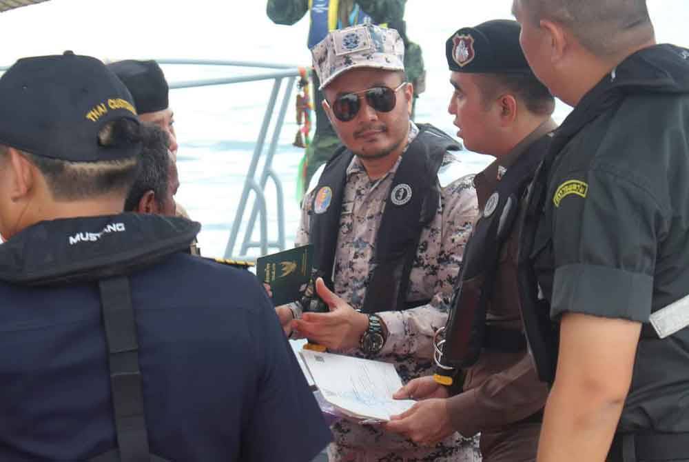 Maritim Kelantan bersama penguat kuasa dari Thailand melaksanakan operasi bersepadu dalam usaha mencegah aktiviti jenayah di sempadan Malaysia-Thailand pada Sabtu. Foto Maritim Malaysia