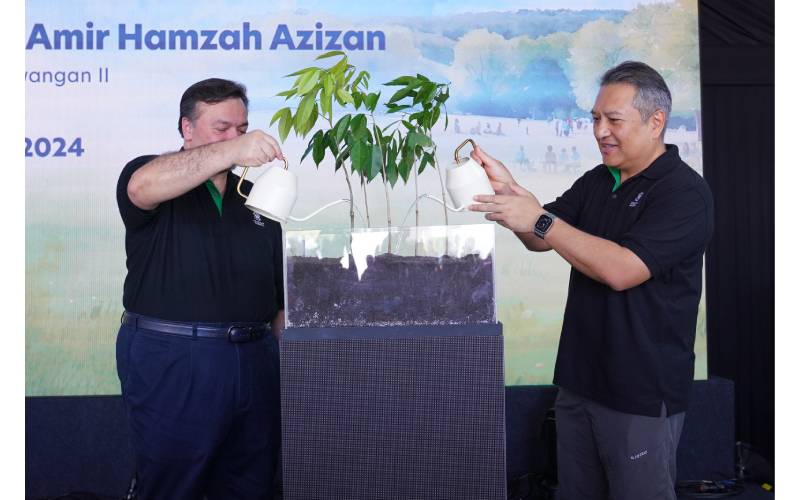 Pengarah Urusan Khazanah Nasional, Datuk Amirul Feisal Wan Zahir (kanan) bersama-sama Menteri Kewangan II, Senator Datuk Seri Amir Hamzah Azizan menyiram pokok sebagai simbolik pelancaran program jangkauan komuniti #BerbudiBersama anjuran Khazanah Nasional di Taman Tugu Lawn, Kuala Lumpur pada Sabtu.
