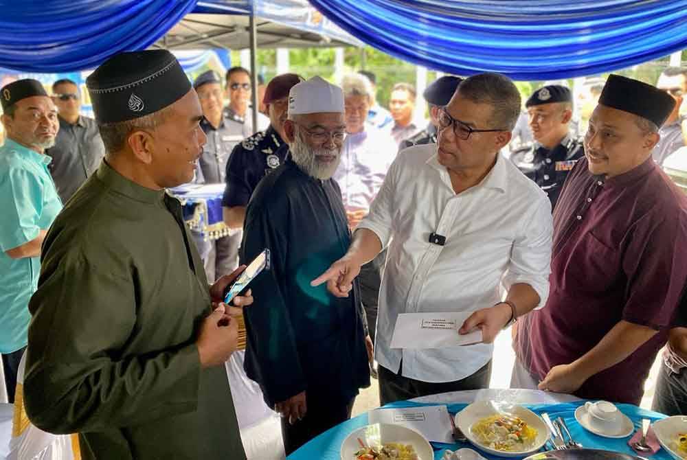 Saifuddin (dua dari kanan) hadir pada Program Ihya Ramadan PDRM Kedah bersama masyarakat di IPD Kulim pada Ahad.