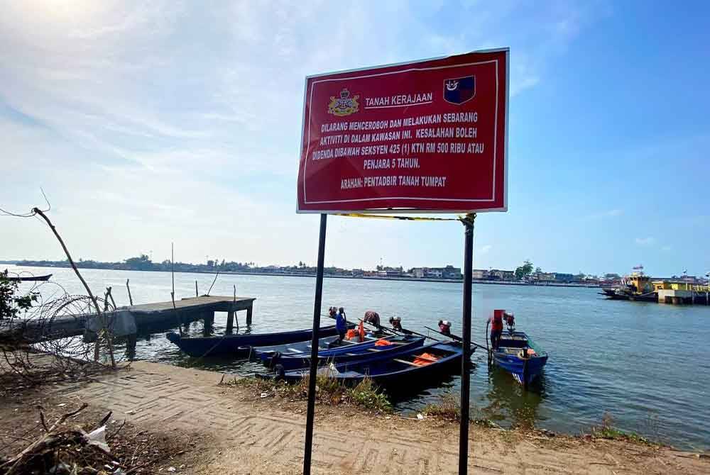 Pangkalan haram di Pengkalan Kubor di Tumpat yang dirobohkan oleh pihak berkuasa menerusi operasi bersepadu pada Khamis kembali beroperasi dua hari kemudian.