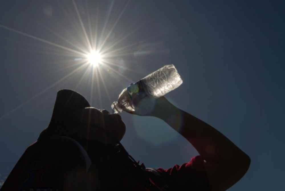 Penduduk di 10 buah kampung sekitar Tamparuli berhadapan masalah bekalan air bersih ekoran cuaca panas dan kemarau yang melanda sejak sebulan lepas. Gambar hiasan