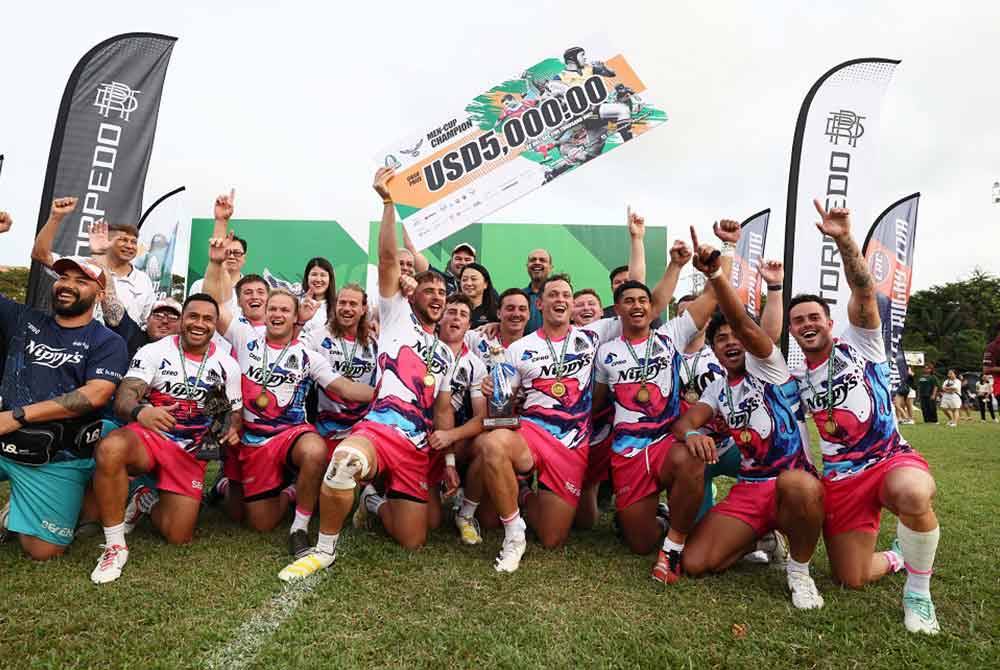 Pasukan ragbi Cavaliers dari New Zealand meraikan kejayaan mereka setelah menjuarai kejohanan Ragbi Antarabangsa 7 Sebelah Borneo Sevens di Eagle Rugby Club Arena hari ini. - Foto: Bernama