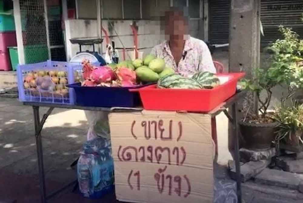 Seorang lelaki mengiklankan untuk menjual sebelah matanya di Bangkok akibat dibebani hutang tinggi. Foto Agensi