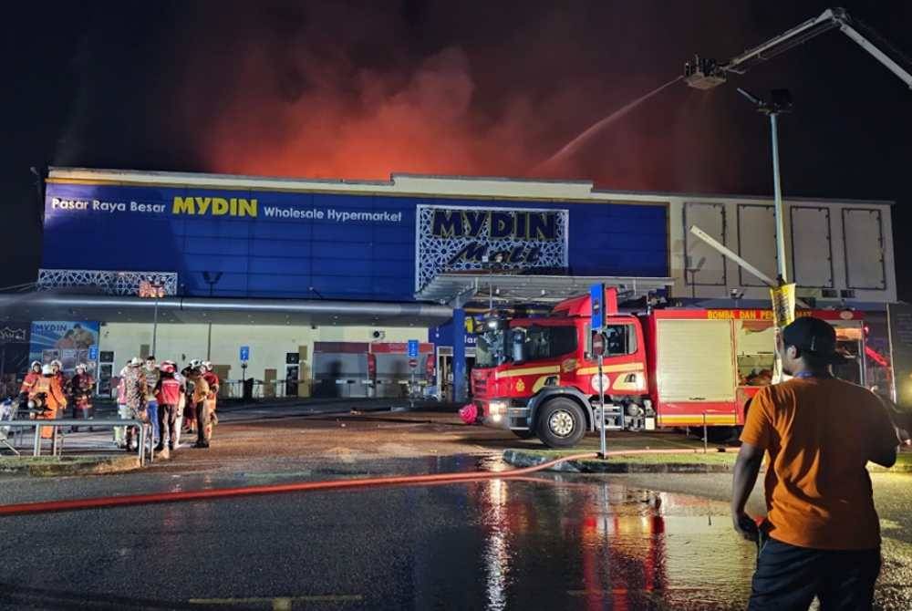 Struktur bumbung dan dinding kanan Pasar Raya Besar Mydin telah runtuh dalam kebakaran pada Ahad.