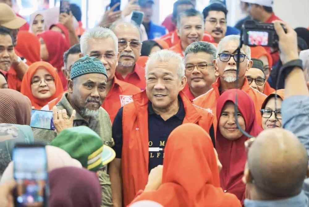 Bung disambut meriah oleh ahli UMNO pada program Gerak 17 UMNO Sabah Dewan Undangan Negeri (DUN) Sungai Manila di Dewan Program Perumahan Rakyat (PPR) Sungai Manila, Sandakan.