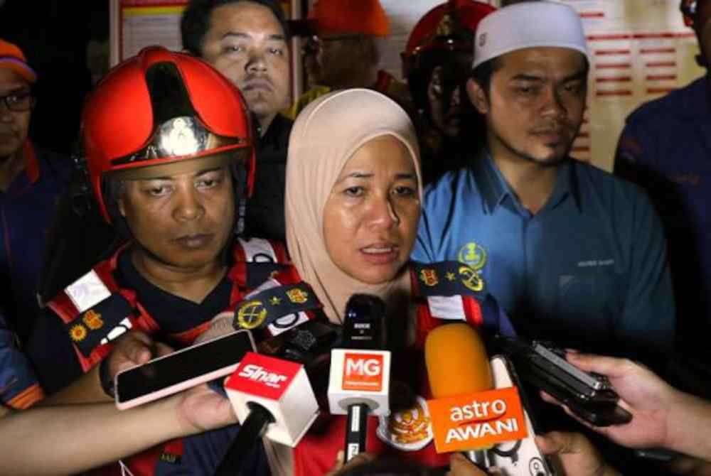 Sayani (tengah) menjawab pertanyaan media ekoran kejadian kebakaran pasaraya besar Mydin di Manjoi, Ipoh, pada Ahad. Foto Bernama