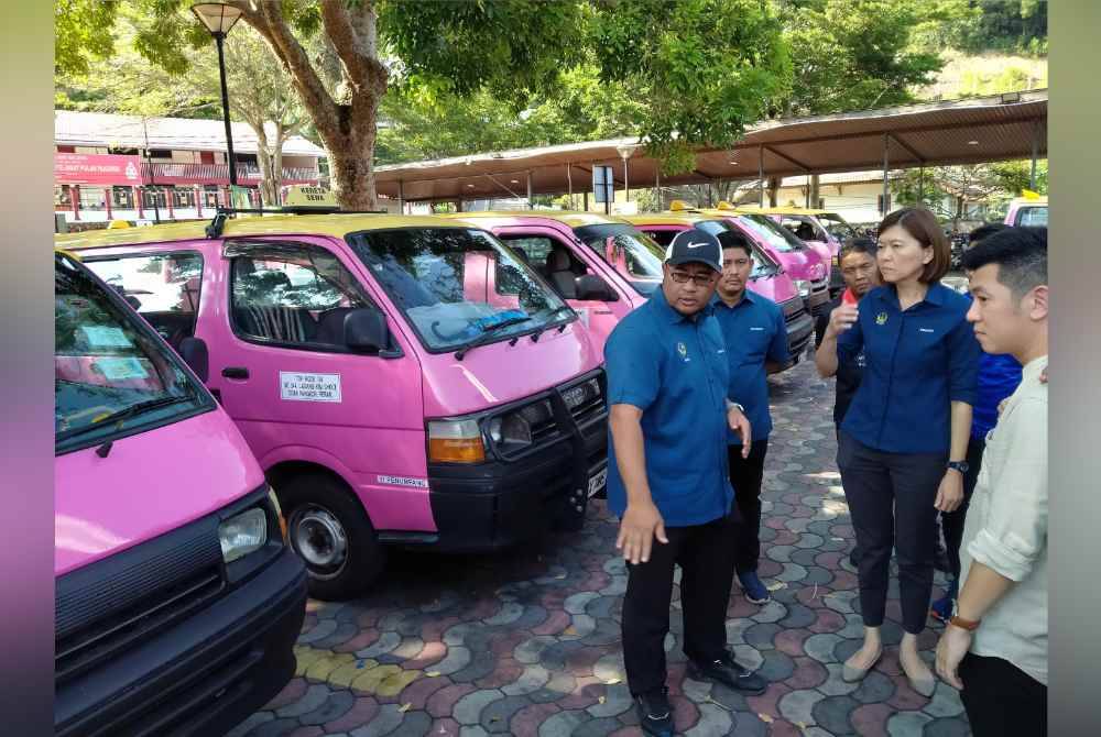 
Sandrea turut meninjau kawasan tempat letak teksi Pulau Pangkor berhampiran Jeti Pulau Pangkor di sini pada Ahad.d.