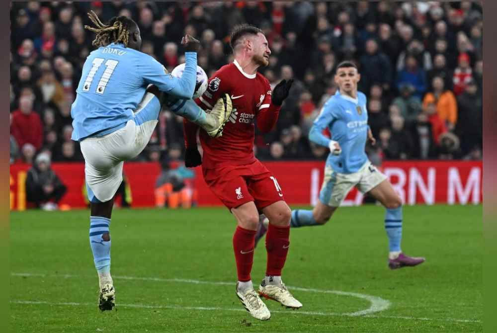 Doku (kiri) melakukan kekasaran terhadap Mac Allister ketika perlawanan Liga Perdana Inggeris di Anfield. Foto AFP