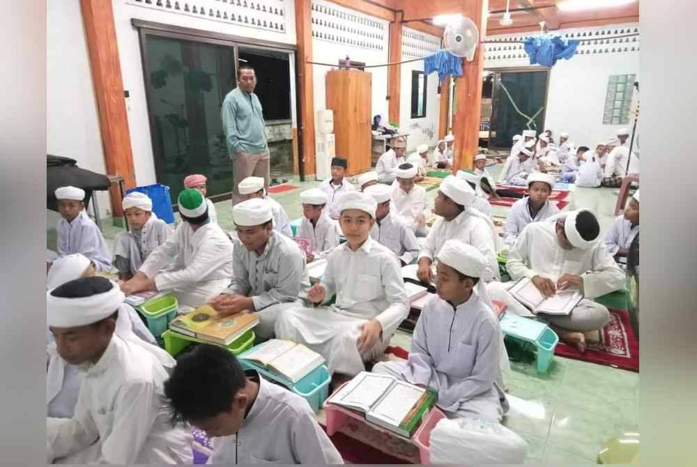 Pelajar tahfiz atau pondok dari sekitar Selatan Thailand menjadi rebutan masjid-masjid di Malaysia termasuk golongan kenamaan untuk bertugas sebagai imam tarawih sepanjang Ramadan.