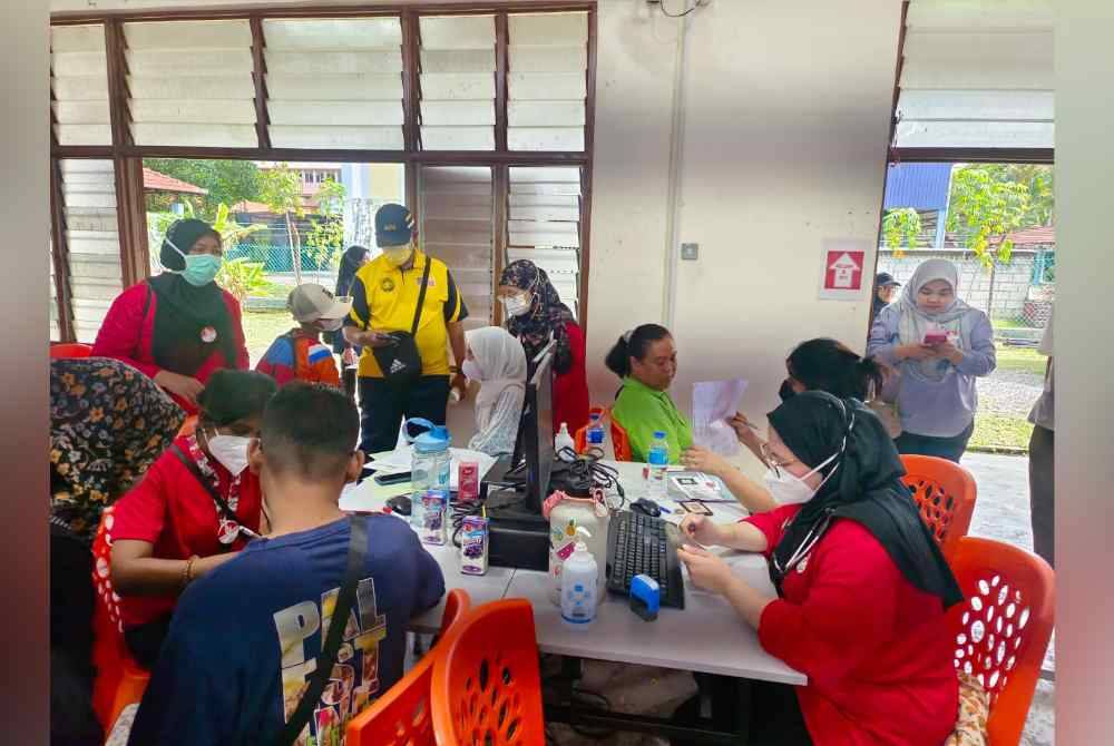 Orang ramai melakukan pemeriksaan dan saringan kesihatan di Dewan Tasek 64, Flat Tasek 64, Pasir Gudang pada Isnin.