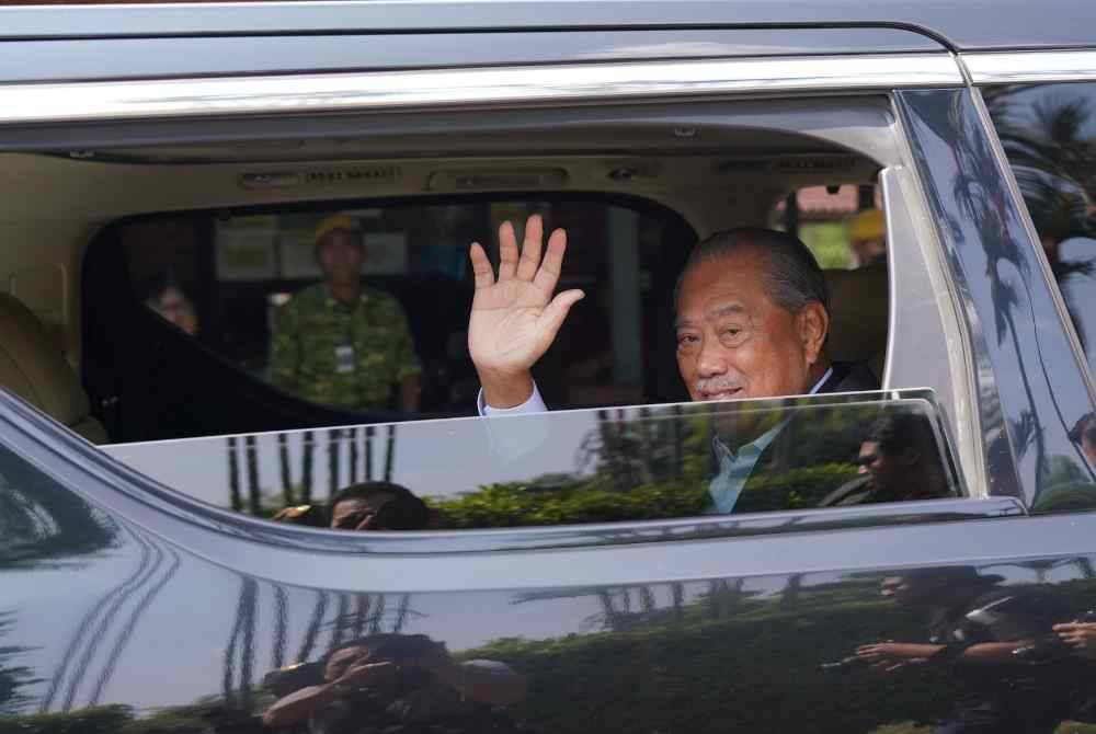 Muhyiddin Yassin tiba di pejabat Jabatan Pendaftaran Pertubuhan Malaysia (RoS) bersama pimpinan tertinggi parti itu.