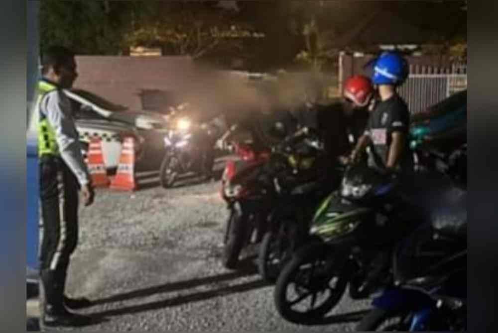 Antara penunggang motosikal dikenakan saman atas pelbagai kesalahan trafik menerusi Op Cegah Samseng Jalanan di Persiaran Bandaraya, Seksyen 14 pada Sabtu.