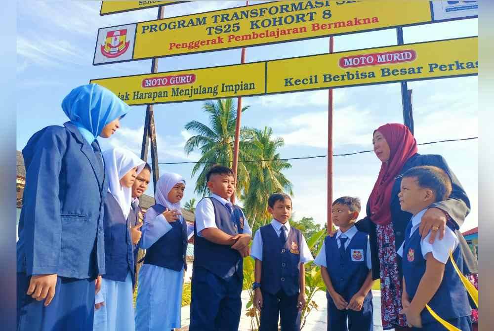 Zaiton (kanan) menyantuni lapan murid SK Tebing Rebak yang mengikuti sesi persekolahan baharu 2024.