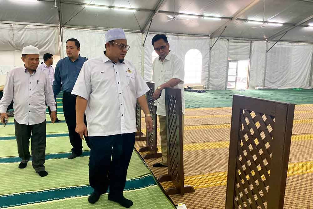 Hilmi (hadapan) meninjau persiapan awal Madinah Ramadan di Stadium Sultan Muhammad IV di Kota Bharu pada Isnin.