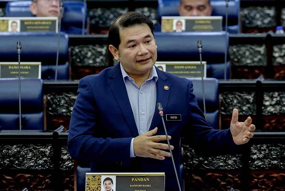 Menteri Ekonomi, Rafizi Ramli ketika sesi soal jawab Pertanyaan-Pertanyaan Jawab Lisan pada Persidangan Dewan Rakyat di Bangunan Parlimen pada Isnin.Foto Bernama