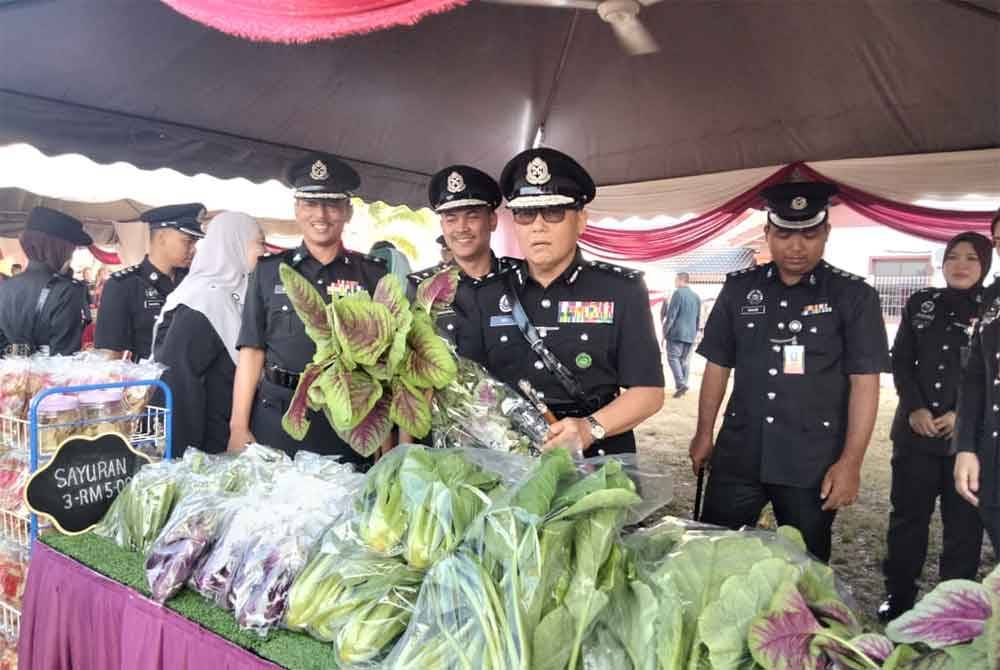 Mat (tengahA) menunjukkan bayam yang ditanam oleh banduan di reruai sempena Sambutan Hari Penjara ke-234 Peringkat Penjara Negeri Kelantan dan Majlis Serah Terima Tugas Pengarah Penjara Pengkalan Chepa pada Isnin.