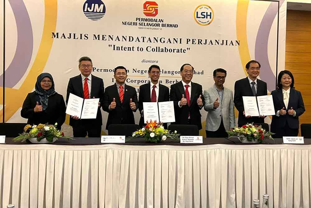 Chun Fai (dua dari kiri), Raja Ahmad (tiga dari kiri) dan Keng Cheng (lima dari kiri) bersama-sama bergambar pada majlis perjanjian hasrat kerjasama yang ditandatangai antara ketiga-tiga pihak di Kuala Lumpur.