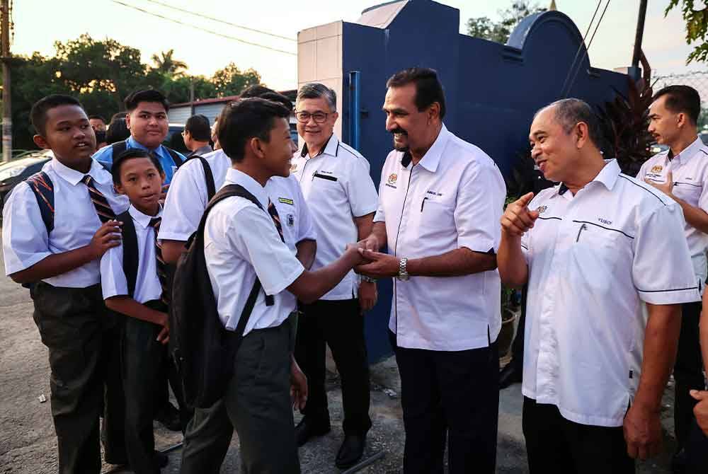 Abdul Said (dua dari kanan) beramah mesra dengan pelajar SMK Datuk Haji Ahmad Badawi hari ini. Foto Bernama