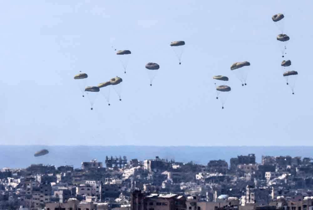 Bantuan kemanusiaan digugurkan sehari sebelum ketibaan 1 Ramadan. - Foto: AFP