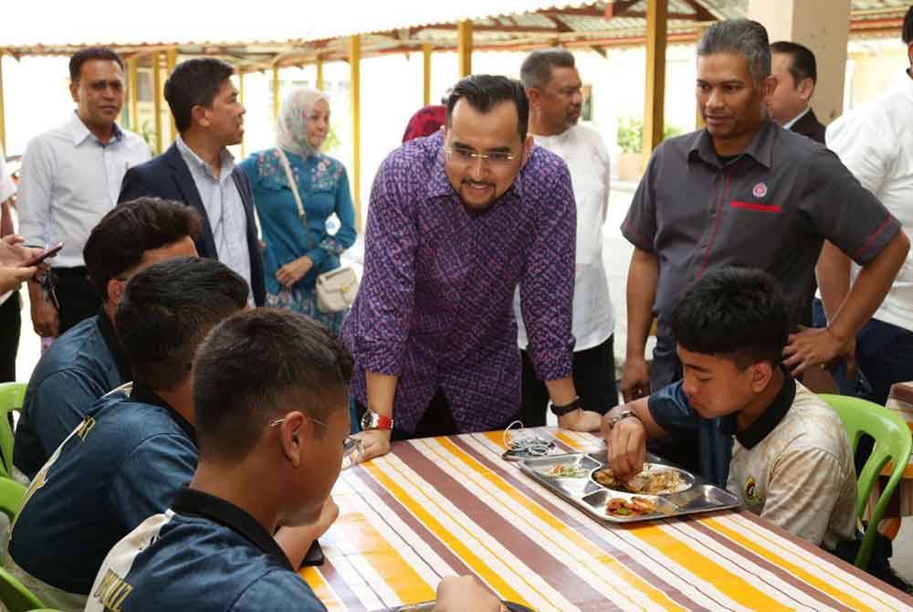 Asyraf Wajdi (tengah) melawat MRSM Kuala Kubu Bharu sempena hari pendaftaran pelajar Tingkatan Satu pada Isnin