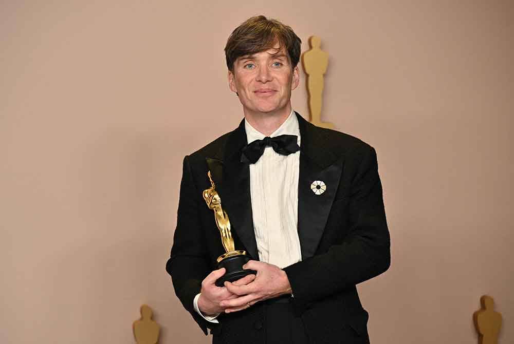 Aktor Cillian Murphy merangkul trofi Pelakon Terbaik untuk watak utama sebagai J Robert Oppenheimer dalam filem Oppenheimer. Foto AFP