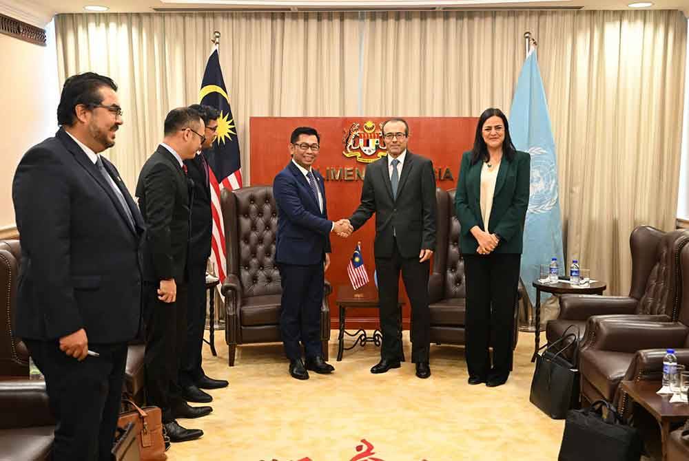 Mohamad Alamin bersalaman dengan delegasi Khaled Khiari di Bangunan Parlimen pada Isnin.