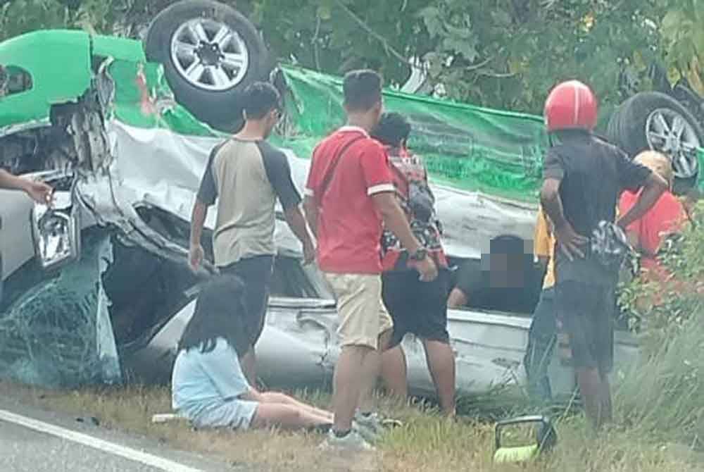 Pasukan bomba mengeluarkan mangsa dari bas persiaran yang terlibat dalam kemalangan di Kilometer 20 Jalan Lumpang, Semporna.