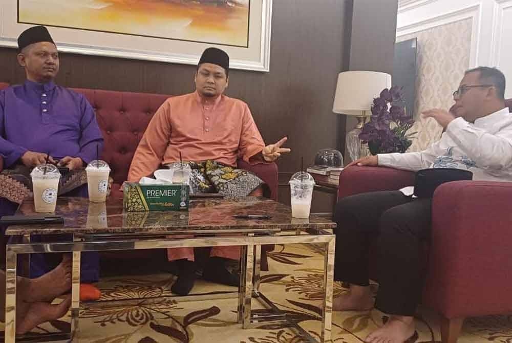 Muhammad Faiz (tengah) hadir pada program di kediaman Menteri Besar Selangor pada Ahad.