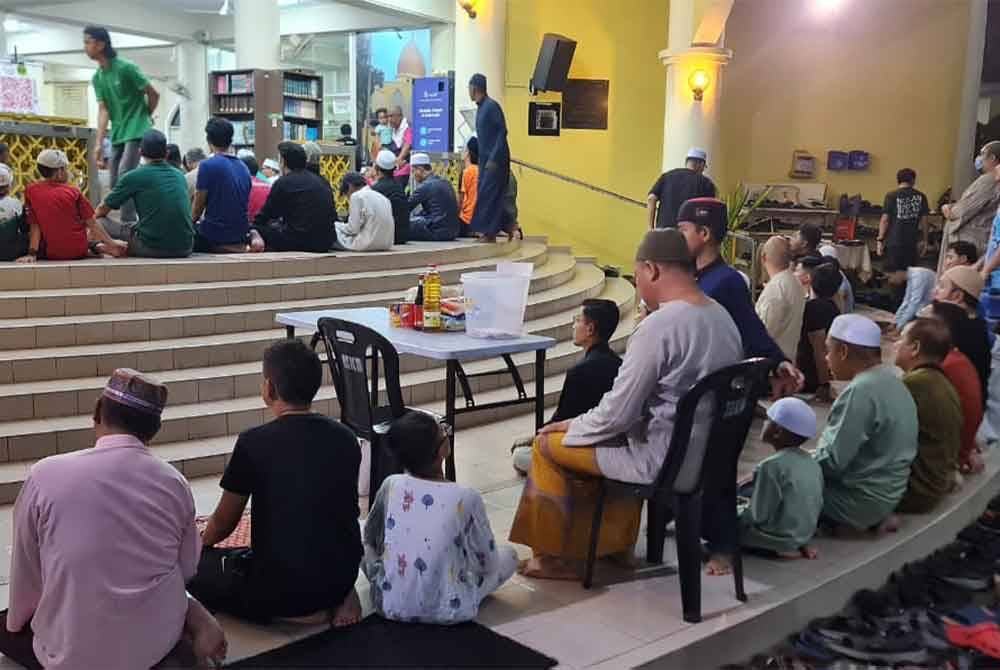 Ruang utama masjid penuh hinggakan jemaah terpaksa solat di bahagian tangga.