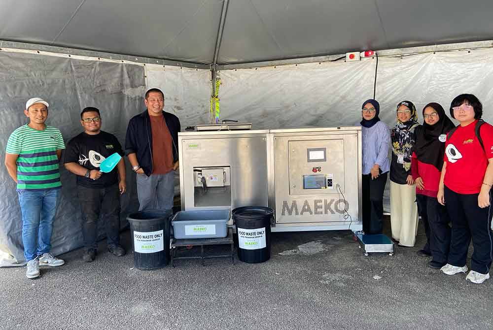 Nik Justin (tiga dari kiri) bersama mesin pengkomposan sisa makanan daripada MAEKO.