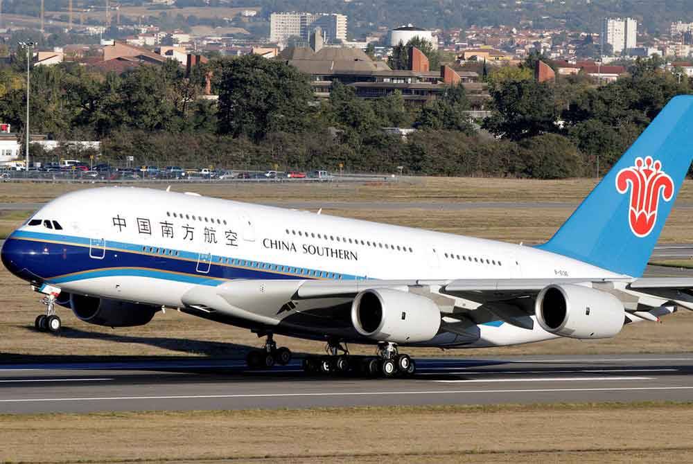 China Southern Airlines menegaskan tentang bahaya melemparkan sebarang objek yang berisiko mengancam nyawa penumpang lain.. Foto Agensi