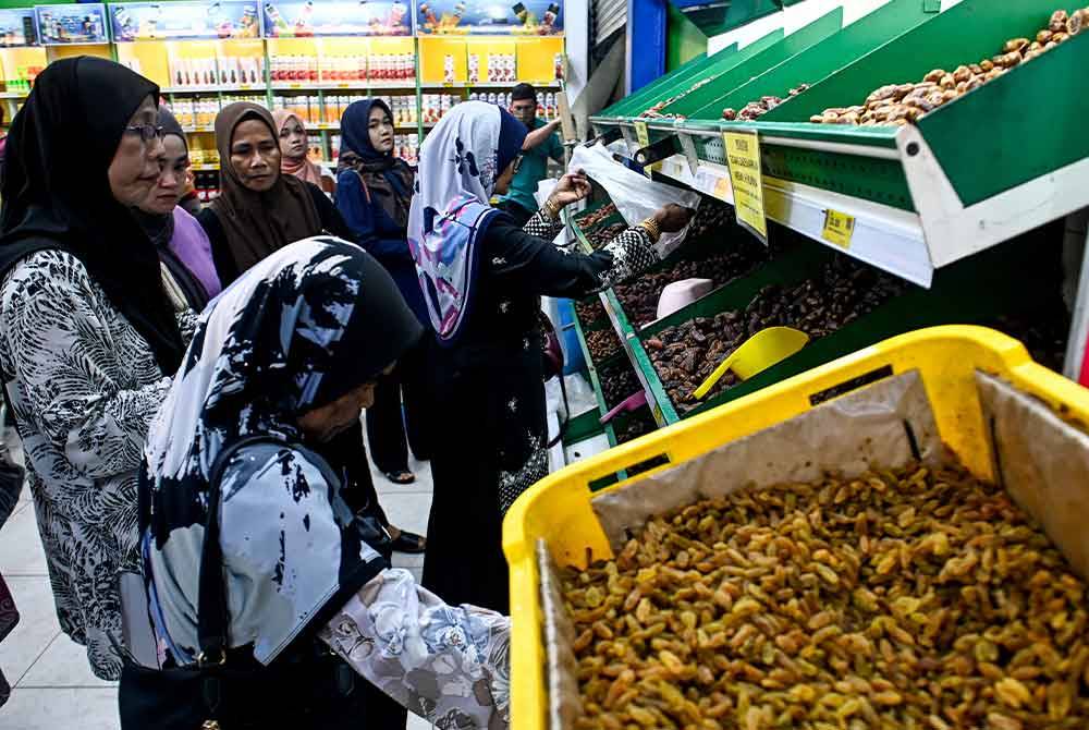 Orang ramai membeli buah kurma sebagai persediaan menyambut bulan Ramadan bagi juadah berbuka puasa semasa tinjauan di Pulau Kambing, Kuala Terengganu pada Isnin. Foto Bernama