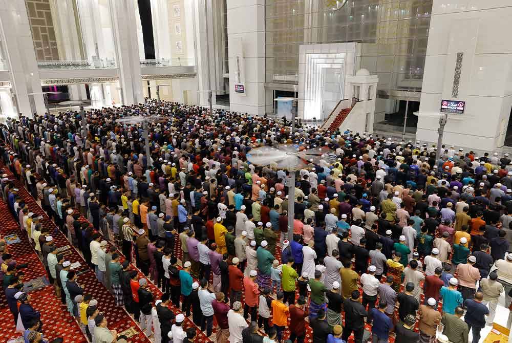 Umat Islam membanjiri Masjid Tuanku Mizan Zainal Abidin, di sini, bagi mendirikan solat sunat tarawih pertama pada bulan Ramadan kali ini hari ini yang diimamkan Dr Samer Najeh Abdullah Samarh. Foto Bernama