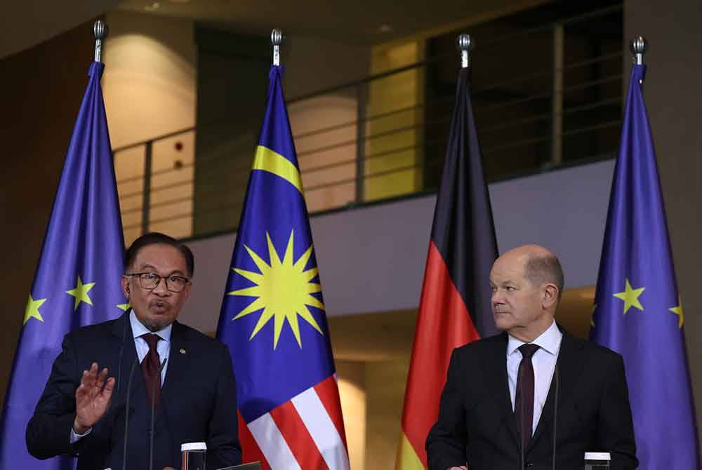 Anwar (kiri) bersama Canselor Jerman Olaf Scholz ketika sidang akhbar bersama pada Majlis Sambutan Rasmi bersempena dengan lawatan rasmi enam hari beliau di Federal Chancellery pada Selasa. Foto: Bernama