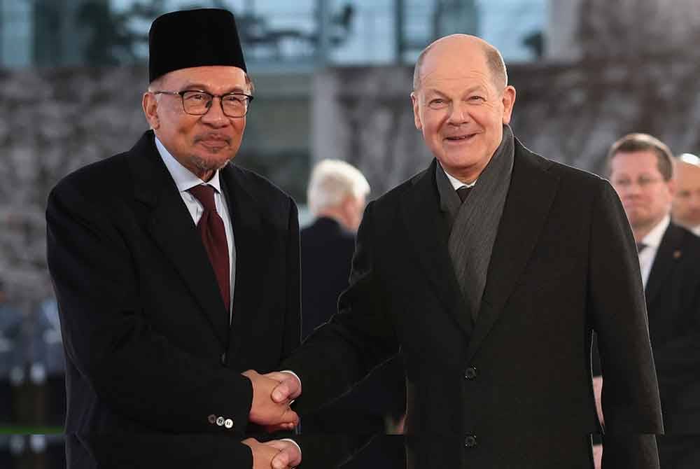 Anwar bersalam dengan Canselor, Jerman Olaf Scholz pada majlis Sambutan Rasmi di Federal Chancellery