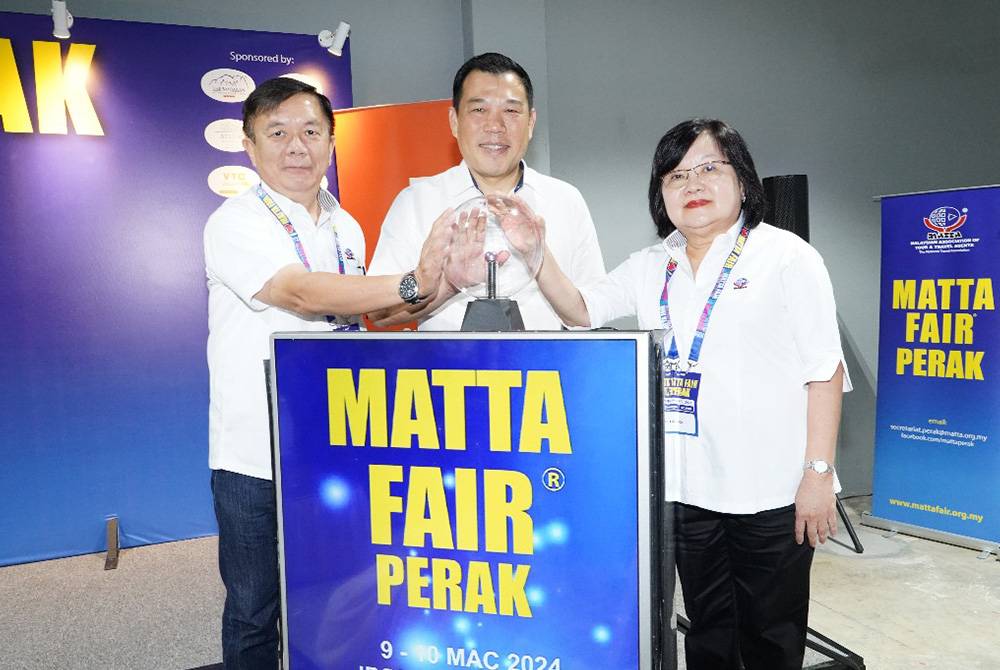 Wendy (kanan) bersama Exco Pelancongan, Industri, Pelaburan dan Pembangunan Koridor Perak, Loh Sze Yee (tengah) meletakkan plak simbolik perasmian MATTA Fair Perak ke-32 di Ipoh. Foto Ihsan MATTA Fair