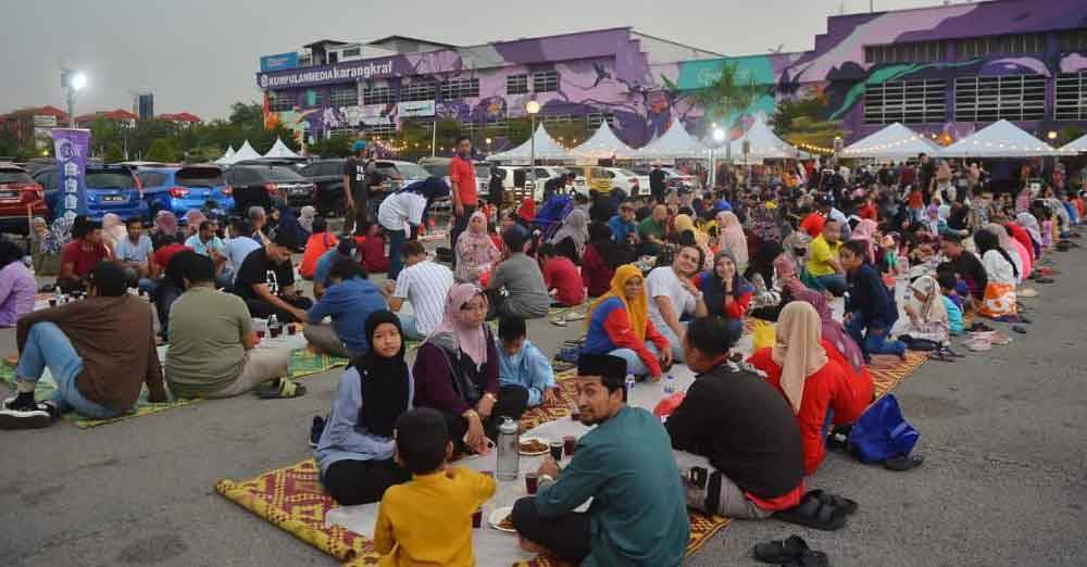 Program Iftar Ala Madinah @Karangkraf 2024 menawarkan kemudahan tempat duduk khas kepada OKU dan warga emas yang hadir pada 13 Mac hingga 5 April ini. Gambar fail