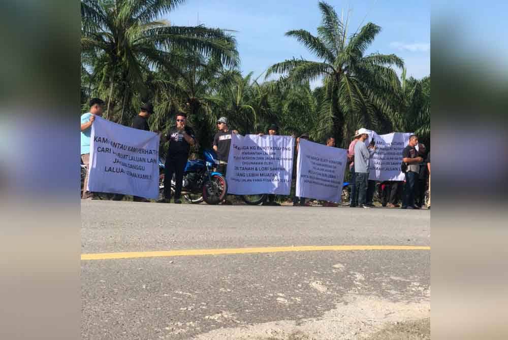 Penduduk berkumpul secara aman bagi mendesak kerajaan Selangor menangani isu jalan rosak di Jalan Dato Miskon dan Jalan Hj Mohd Ikram di Kampung Bukit Kerayong.