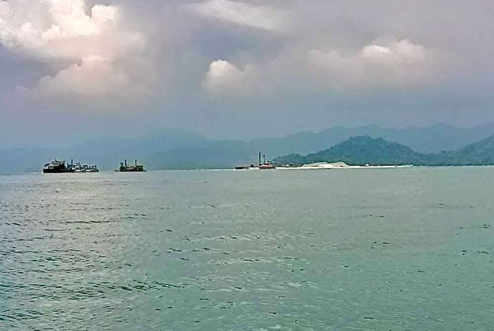 Kerja tapak yang sedang giat dijalankan di tapak Projek PSI yang terletak di selatan pulau Pulau Pinang.