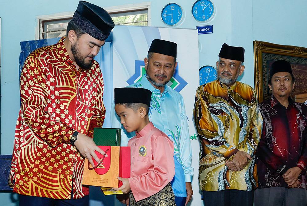 Tengku Amir berkenan menyampaikan sumbangan Hari Raya Aidilfitri kepada anak-anak yatim di Rumah Anak Yatim Sultan Salehuddin Abdul Aziz Shah (Raysas) dekat Tanjung Kling hari ini. Foto Bernama