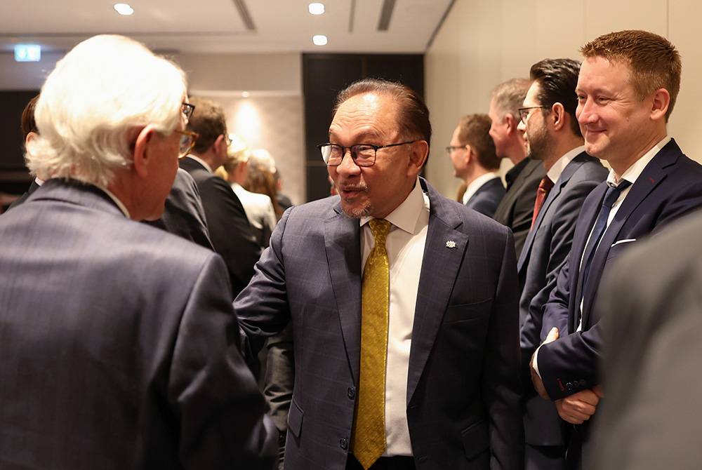 Anwar (tengah) bersalaman dengan pemain industri Jerman ketika menghadiri Mesyuarat Meja Bulat Bersama Kapten Industri di Berlin hari ini. Foto Bernama