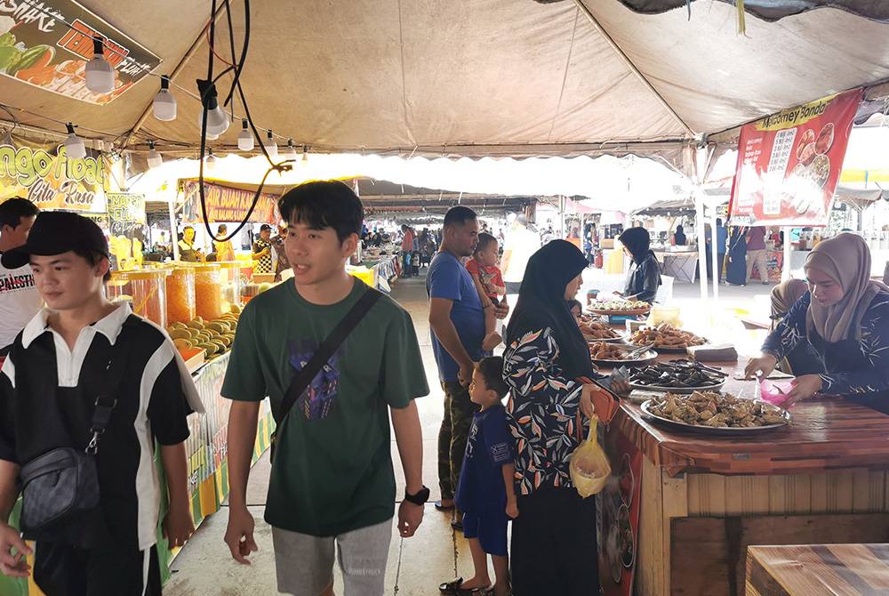 Antara pengunjung terawal ke bazar Ramadan Dataran Shahbandar di Kuala Terengganu.